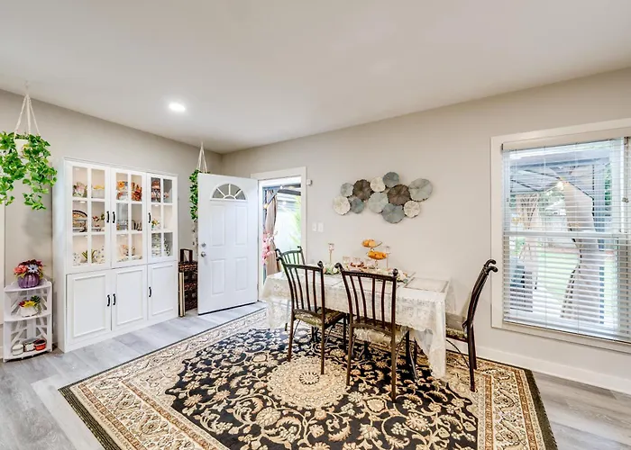 1 Mi To Dtwn Elgin: Dutch Colonial W/ Lovely Patio Holiday home