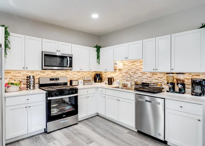 Holiday home 1 Mi To Dtwn Elgin: Dutch Colonial W/ Lovely Patio Elgin