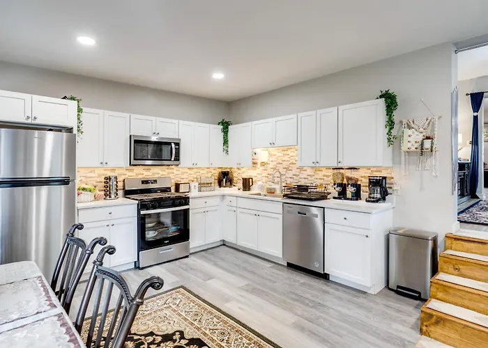 1 Mi To Dtwn Elgin: Dutch Colonial W/ Lovely Patio Elgin