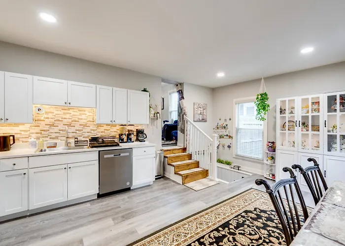 1 Mi To Dtwn Elgin: Dutch Colonial W/ Lovely Patio Holiday home *