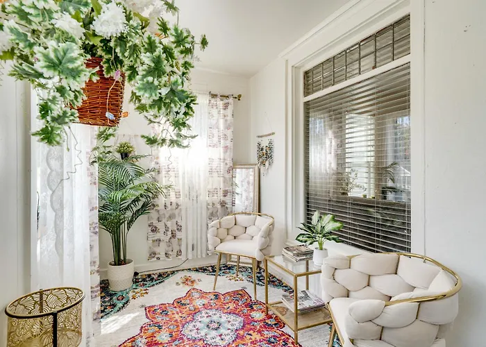 1 Mi To Dtwn Elgin: Dutch Colonial W/ Lovely Patio Holiday home