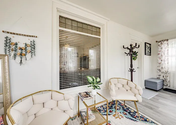 1 Mi To Dtwn Elgin: Dutch Colonial W/ Lovely Patio