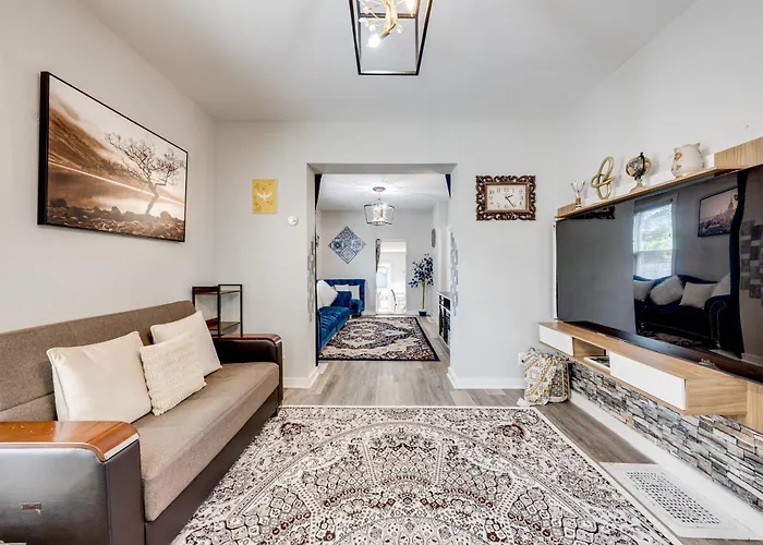 1 Mi To Dtwn Elgin: Dutch Colonial W/ Lovely Patio Elgin