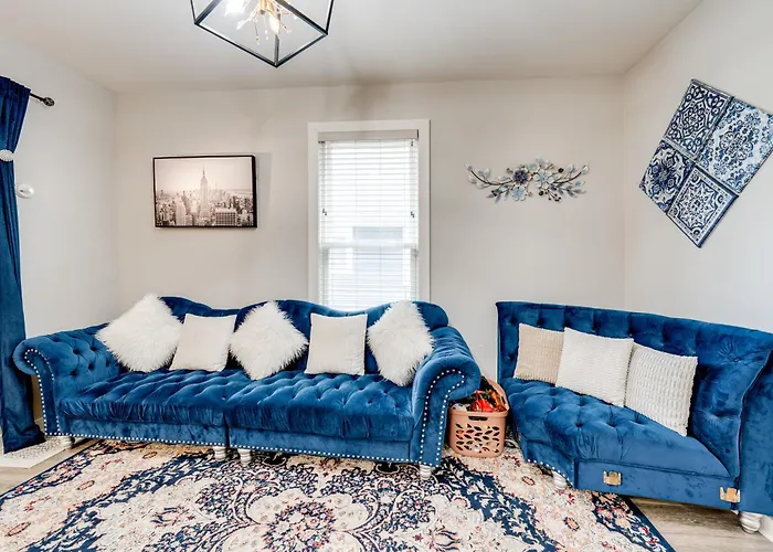 Holiday home 1 Mi To Dtwn Elgin: Dutch Colonial W/ Lovely Patio Elgin