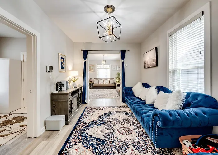 1 Mi To Dtwn Elgin: Dutch Colonial W/ Lovely Patio * Elgin