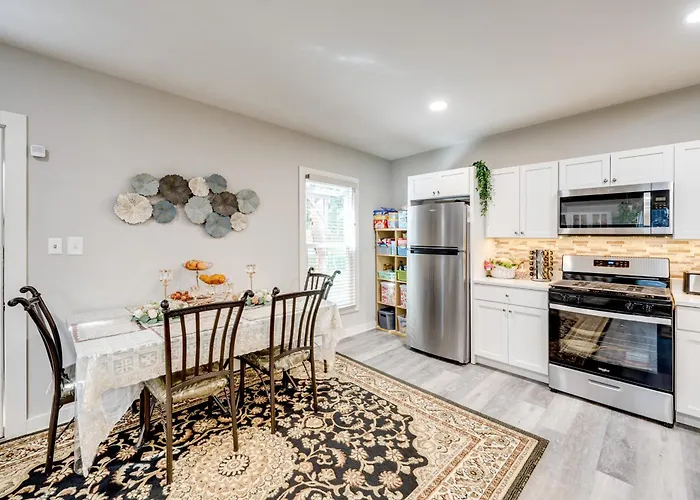 1 Mi To Dtwn Elgin: Dutch Colonial W/ Lovely Patio Holiday home