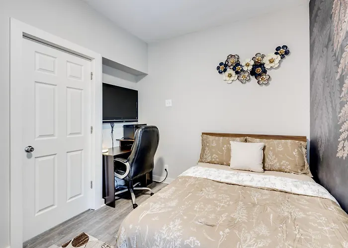 1 Mi To Dtwn Elgin: Dutch Colonial W/ Lovely Patio Holiday home