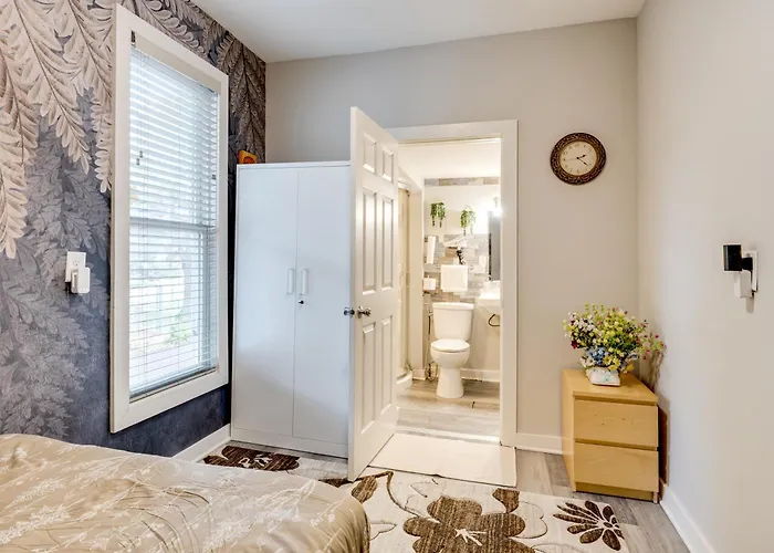 1 Mi To Dtwn Elgin: Dutch Colonial W/ Lovely Patio *