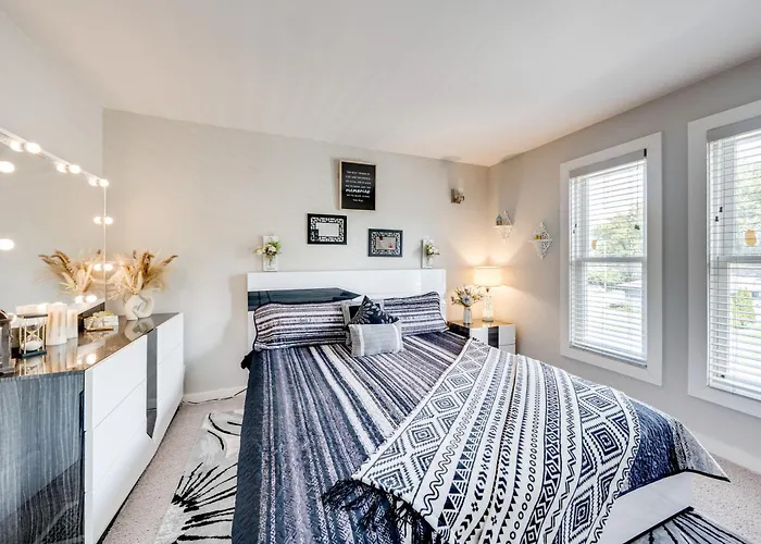 1 Mi To Dtwn Elgin: Dutch Colonial W/ Lovely Patio Holiday home *