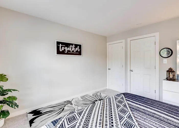 1 Mi To Dtwn Elgin: Dutch Colonial W/ Lovely Patio Elgin