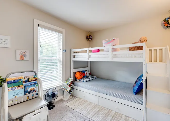 1 Mi To Dtwn Elgin: Dutch Colonial W/ Lovely Patio Holiday home *