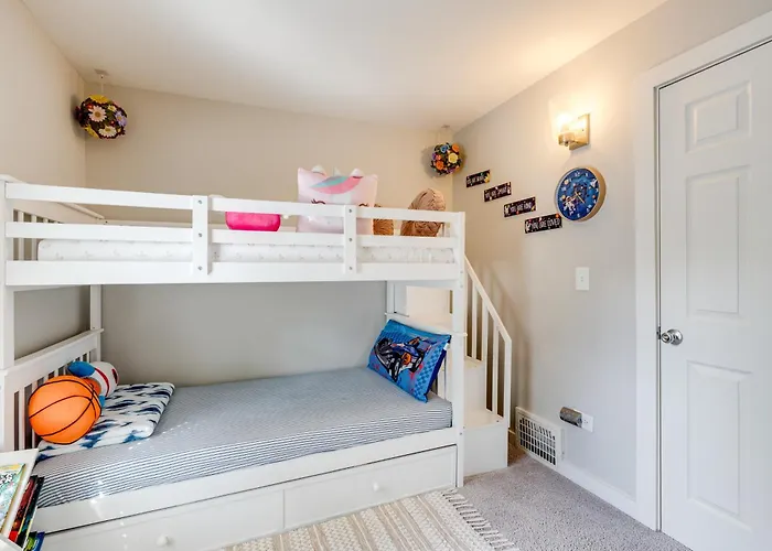 1 Mi To Dtwn Elgin: Dutch Colonial W/ Lovely Patio Holiday home
