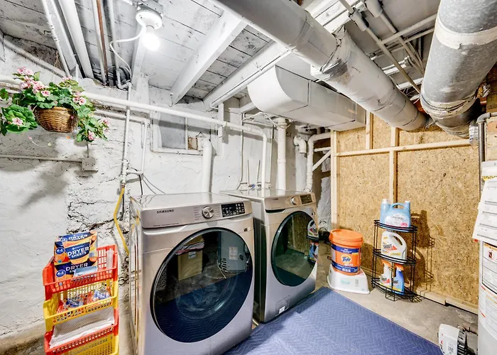 1 Mi To Dtwn Elgin: Dutch Colonial W/ Lovely Patio