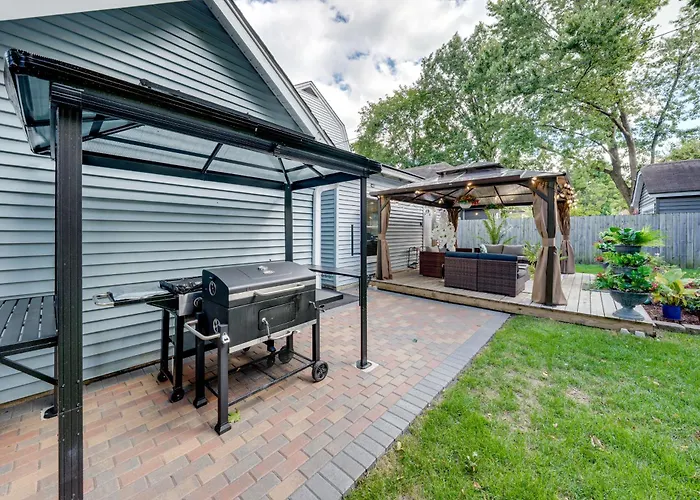 1 Mi To Dtwn Elgin: Dutch Colonial W/ Lovely Patio Holiday home