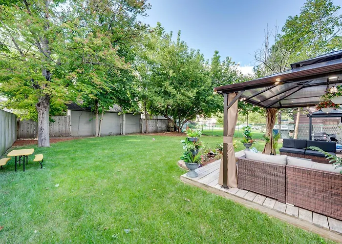 1 Mi To Dtwn Elgin: Dutch Colonial W/ Lovely Patio Holiday home