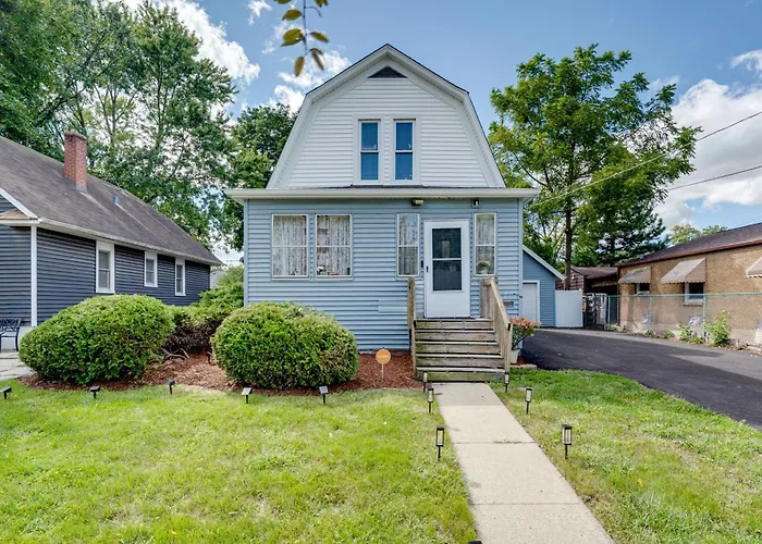 Holiday home 1 Mi To Dtwn Elgin: Dutch Colonial W/ Lovely Patio Elgin